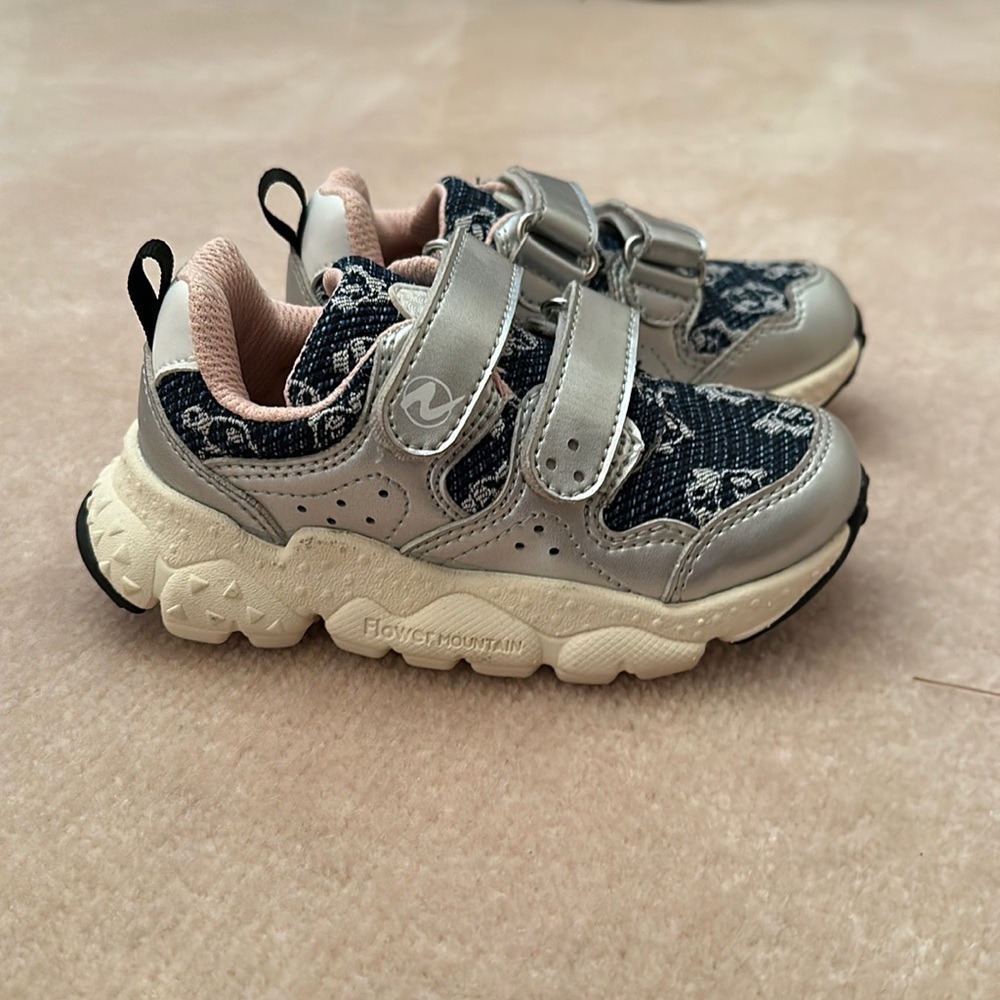 Naturino kids sneaker size 24